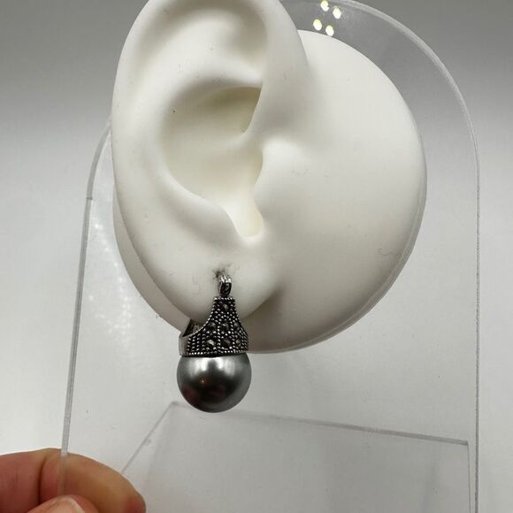 Sterling silver marked, pearl and marcasite “huggie” earrings! - Picture 3 of 9